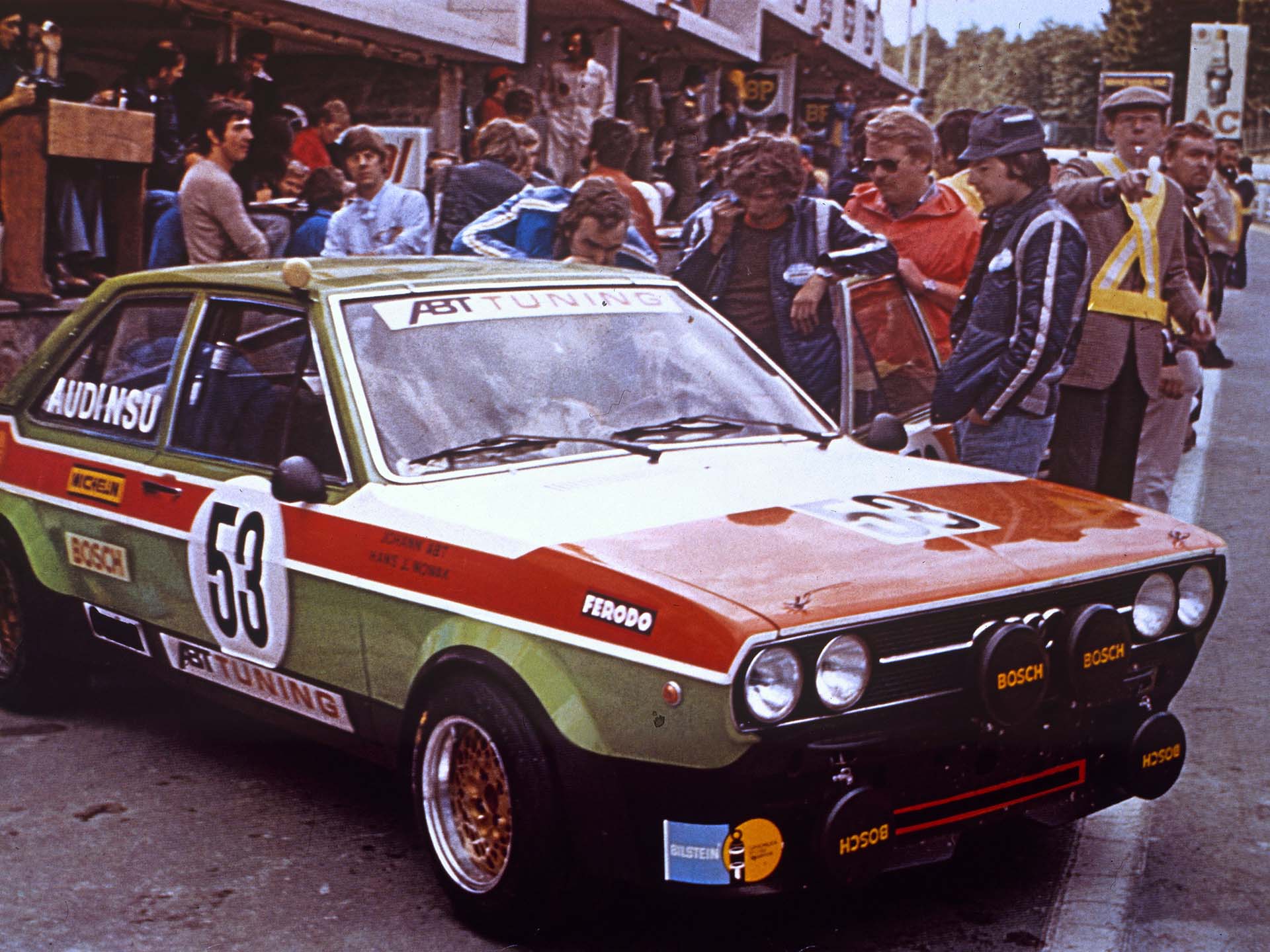 Das Foto zeigt den Audi 80 des Abt-Teams in Spa im Jahr 1975.